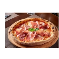 Belegd met tomatensaus, kaas, friet en vlees.