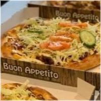 Belegd met tomatensaus, kaas, friet en vlees.