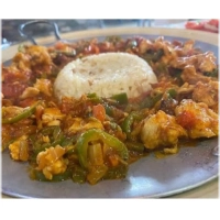 Geserveerd met salade, rijst, brood, roomboter, Turkse pepers, uitjes, tomaat en onze sauzen.