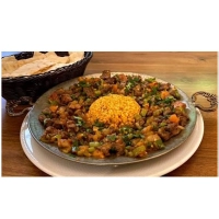 Geserveerd met salade, rijst, brood, roomboter, Turkse pepers, uitjes, tomaat en onze sauzen.