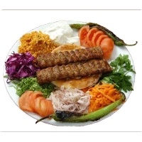 Alle schotels worden geserveerd met friet of rijst, 2x pitabroodjes, sla, ui, tomaat en komkommer.