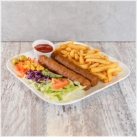 Alle schotels worden geserveerd met friet of rijst, 2x pitabroodjes, sla, ui, tomaat en komkommer.