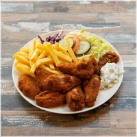 Alle schotels worden geserveerd met friet of rijst, 2x pitabroodjes, sla, ui, tomaat en komkommer.