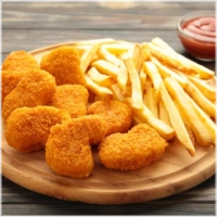 Alle schotels worden geserveerd met friet of rijst, 2x pitabroodjes, sla, ui, tomaat en komkommer.