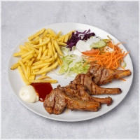 Alle schotels worden geserveerd met friet of rijst, 2x pitabroodjes, sla, ui, tomaat en komkommer.