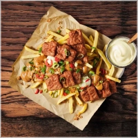 Alle schotels worden geserveerd met friet of rijst, 2x pitabroodjes, sla, ui, tomaat en komkommer.