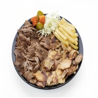 Alle schotels worden geserveerd met friet of rijst, 2x pitabroodjes, sla, ui, tomaat en komkommer.