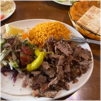 Alle schotels worden geserveerd met friet of rijst, 2x pitabroodjes, sla, ui, tomaat en komkommer.