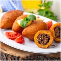 Alle schotels worden geserveerd met friet of rijst, 2x pitabroodjes, sla, ui, tomaat en komkommer.