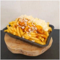 Frites en snacks, vers bereid.