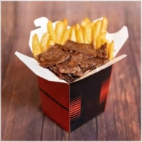 Alle boxen worden geserveerd met friet, vlees, sla, ui, tomaat en komkommer.