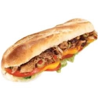 Alle stokbroden worden geserveerd met sla, ui, tomaat en komkommer.