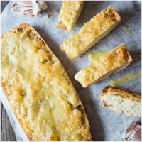 Alle stokbroden worden geserveerd met sla, ui, tomaat en komkommer.