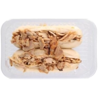 Alle stokbroden worden geserveerd met sla, ui, tomaat en komkommer.