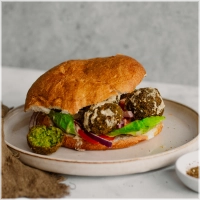 Alle broodjes worden standaard geserveerd met vlees, sla, ui, tomaat, komkommer en rode kool.