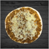 Alle Turkse pizza’s worden geserveerd met sla, ui, komkommer, tomaat en rode kool.