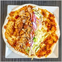 Alle Turkse pizza’s worden geserveerd met sla, ui, komkommer, tomaat en rode kool.