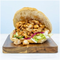 Alle broodjes worden standaard geserveerd met vlees, sla, ui, tomaat, komkommer en rode kool.