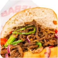 Alle broodjes worden standaard geserveerd met vlees, sla, ui, tomaat, komkommer en rode kool.