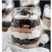 Huisgemaakte toetjes en gebak.