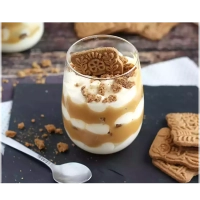 Huisgemaakte toetjes en gebak.