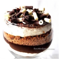 Huisgemaakte toetjes en gebak.