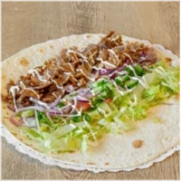 Alle durums worden standaard geserveerd met vlees, sla, ui, tomaat, komkommer en rode kool.