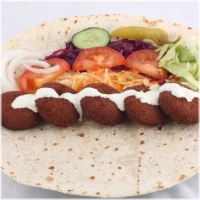 Alle durums worden standaard geserveerd met vlees, sla, ui, tomaat, komkommer en rode kool.