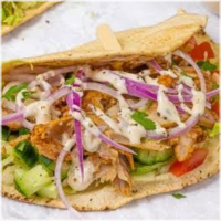 Alle durums worden standaard geserveerd met vlees, sla, ui, tomaat, komkommer en rode kool.