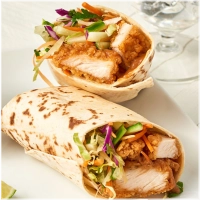 Alle durums worden standaard geserveerd met vlees, sla, ui, tomaat, komkommer en rode kool.