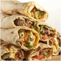 Alle durums worden standaard geserveerd met vlees, sla, ui, tomaat, komkommer en rode kool.