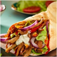 Alle durums worden standaard geserveerd met vlees, sla, ui, tomaat, komkommer en rode kool.