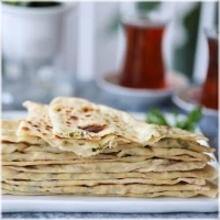 Traditioneel Turks platbrood, vers bereid.