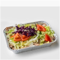 Alle kapsalons worden geserveerd met friet, vlees, kaas, sla, ui, komkommer, tomaat en rode kool.