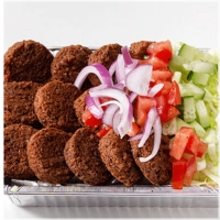 Alle kapsalons worden geserveerd met friet, vlees, kaas, sla, ui, komkommer, tomaat en rode kool.