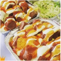 Alle kapsalons worden geserveerd met friet, vlees, kaas, sla, ui, komkommer, tomaat en rode kool.