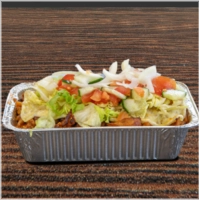 Alle kapsalons worden geserveerd met friet, vlees, kaas, sla, ui, komkommer, tomaat en rode kool.