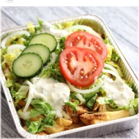 Alle kapsalons worden geserveerd met friet, vlees, kaas, sla, ui, komkommer, tomaat en rode kool.