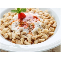 Traditionele Turkse dumplings met yoghurt- en tomatensaus.