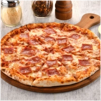 Alle pizza’s worden belegd met tomatensaus en kaas.