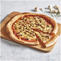 Alle pizza’s worden belegd met tomatensaus en kaas.