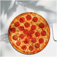 Alle pizza’s worden belegd met tomatensaus en kaas.